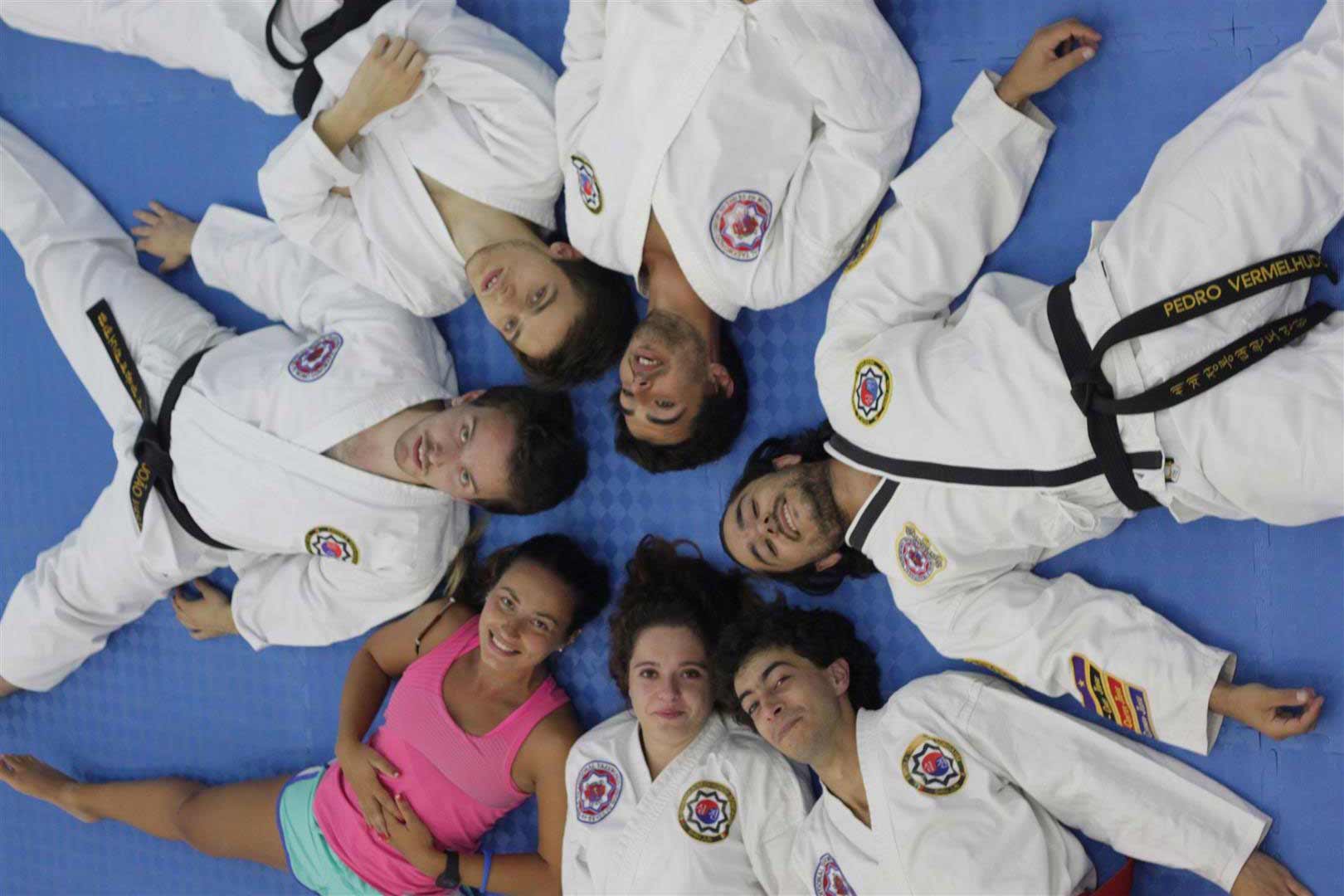 Crianças em roda no tatami da VMA